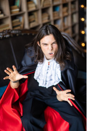 Карнавальний костюм для аниматорів Вампір в червоному Хеловін